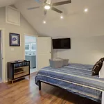 Charming Conti Nest With Large Courtyard